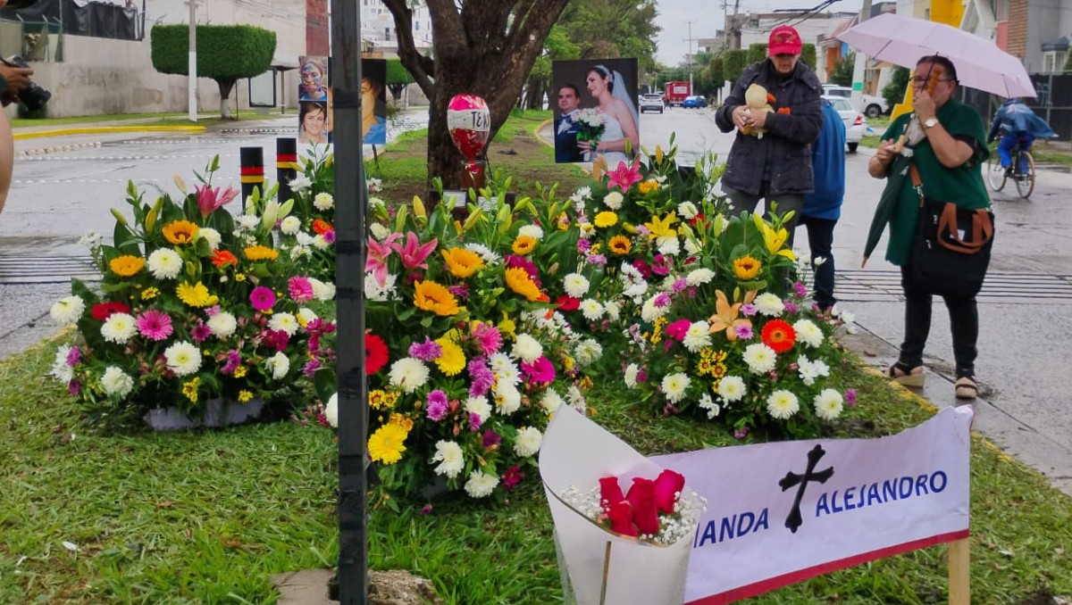 A pesar de la lluvia, familiares y amigos rindieron homenaje a los recién casados fallecidos en 2019. (Foto: Fátima Briceño)