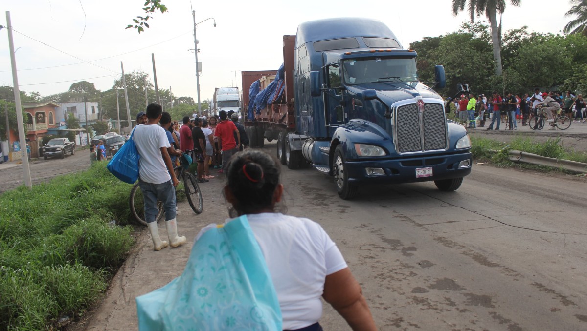 Durante la tarde del lunes continuó el bloqueo sobre la carretera Tampico-Valles. (Sergio Sánchez)