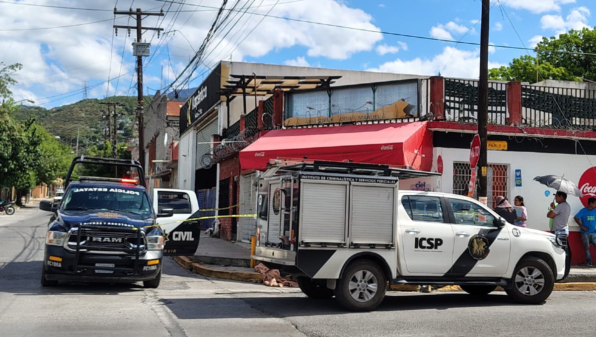 La mujer, quien no fue identificada, probablemente cayó de su propia altura. Foto: Israel Santacruz