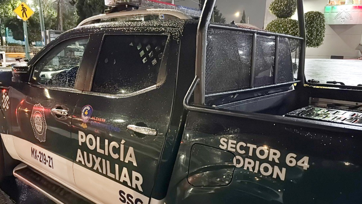 El vehículo del jefe de la Policía Auxiliar de la alcaldía Cuauhtémoc fue atacado a balazos. | @AlessandraRdlv