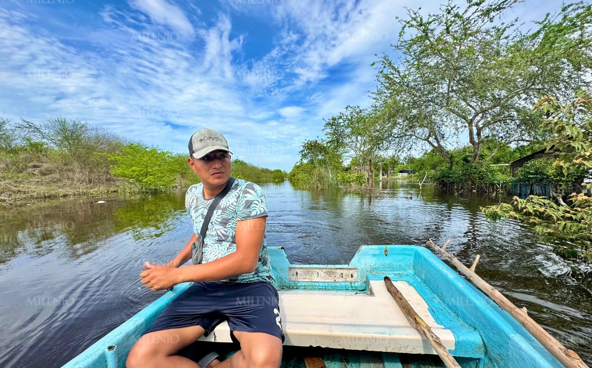Atrapados por el agua y transporte en lancha en el Moralillo. | Mario Juárez