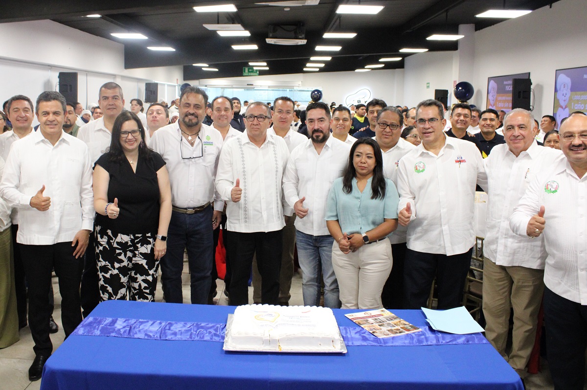 Autoridades locales, representantes sindicales y directivos de la compañía celebran un entorno de trabajo seguro. (Cortesía)