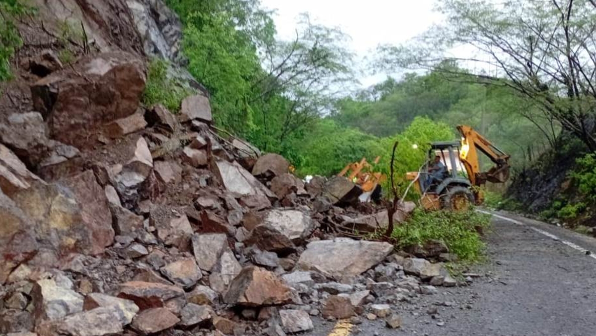 Autoridades trabajan en la remoción de los escombros de la carretera (Foto: Cortesía)