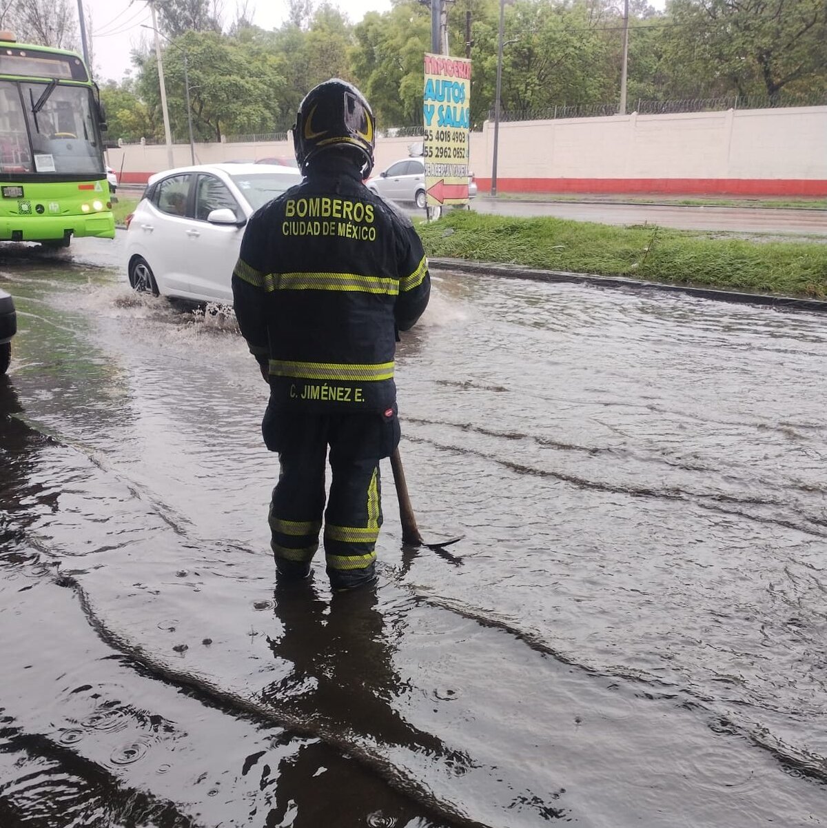 Bomberos atienden afectaciones por lluvias en CdMx. | @Bomberos_CDMX
