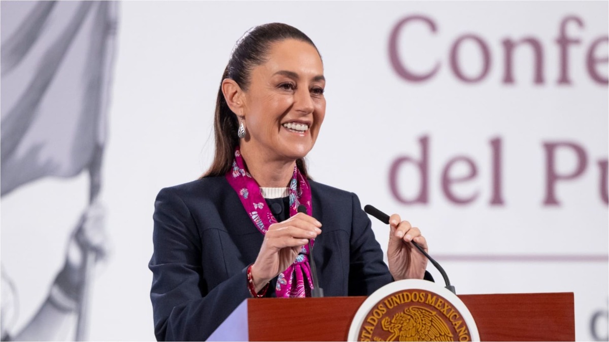 "¡Feliz cumpleaños, Presidenta!" Reporteros llevan flores y regalos a Sheinbaum a Palacio Nacional; así la sorprendieron | VIDEO