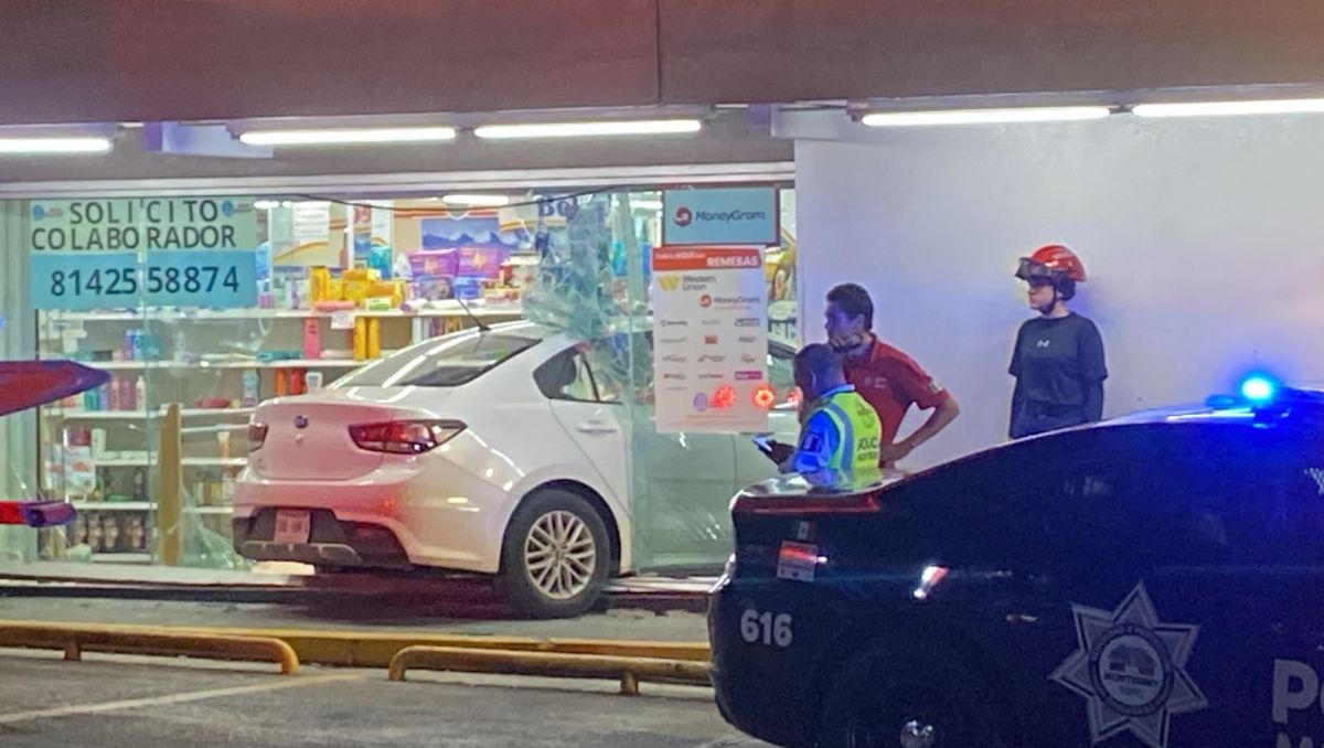 El vehículo terminó a dentro del negocio. / Especial