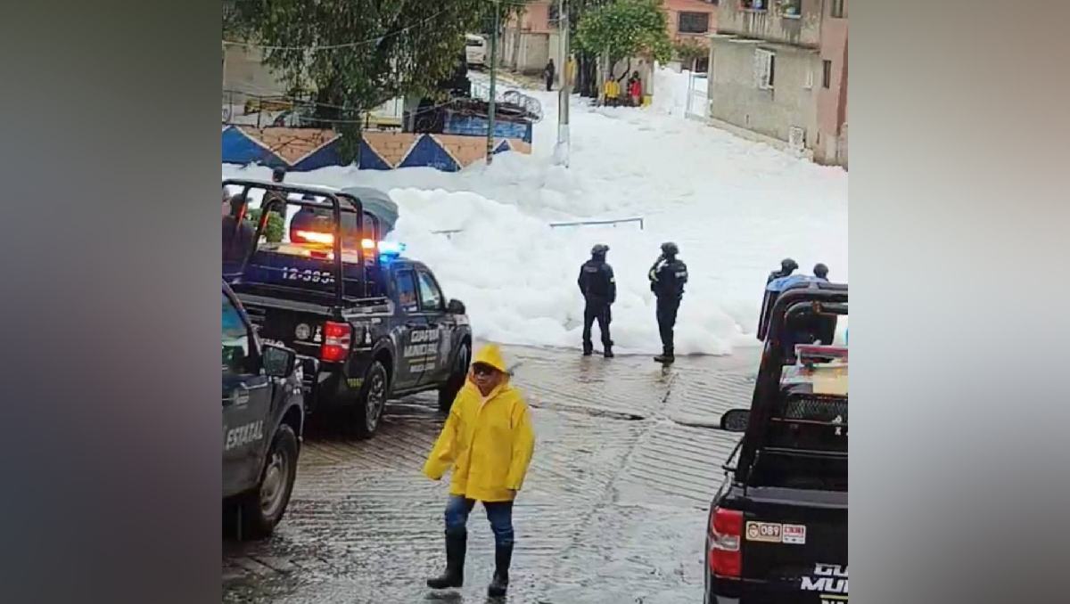 Espuma de inundación en Naucalpan concentra patógenos peligrosos, aseguró el experto. Foto: (Especial)