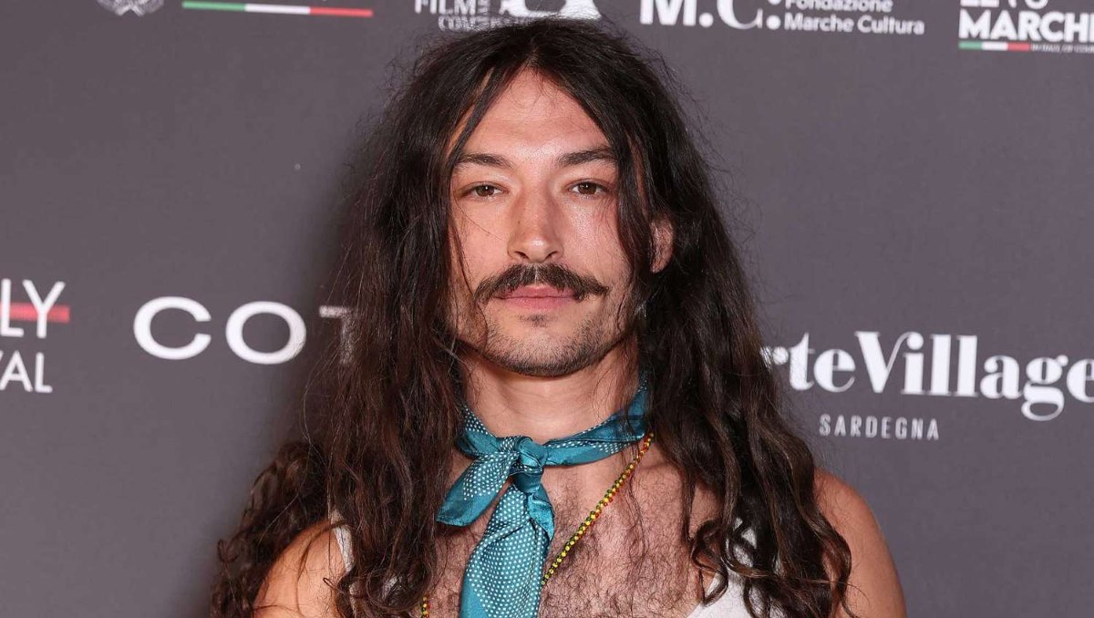 Ezra Miller reaparece para las cámaras tras haber estado desaparecido de los medios en 2022