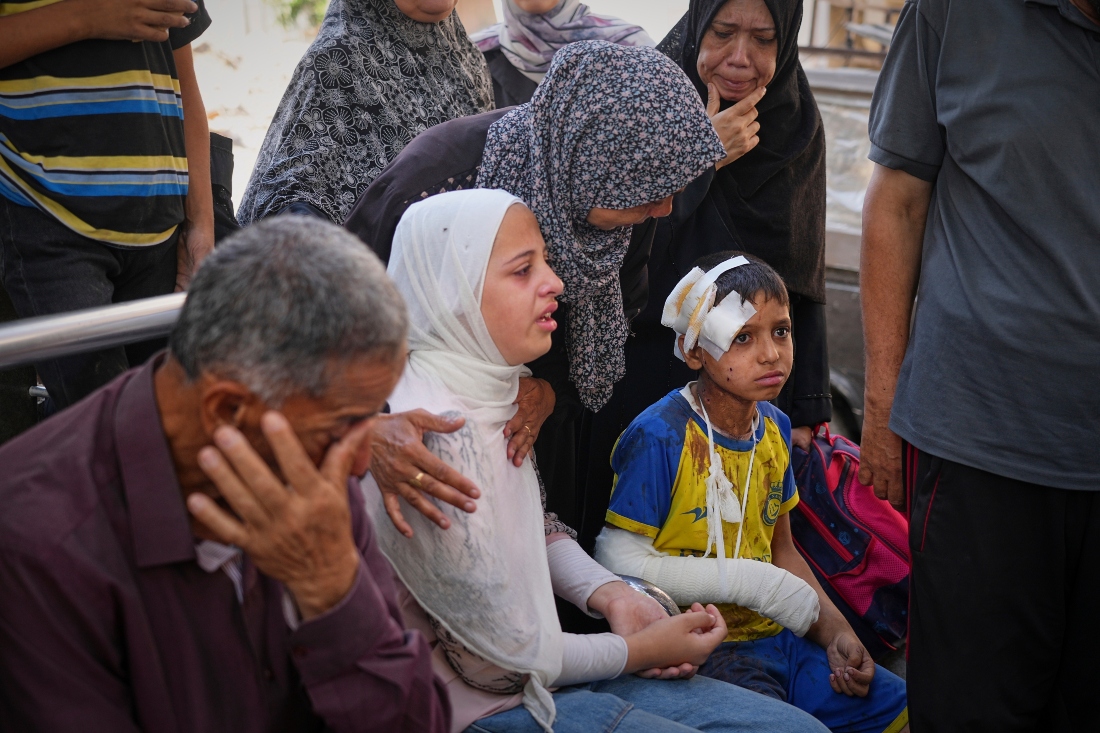 Familiares esperan la entrega de cadáveres en el hospital de Shifa, en Ciudad de Gaza. AP