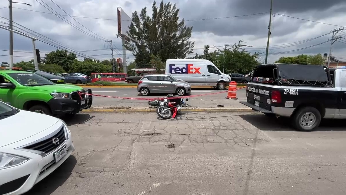 La motocicleta quedó junto al camellón que ocasionó la caída del conductor (Foto: Juan Carlos Munguía)