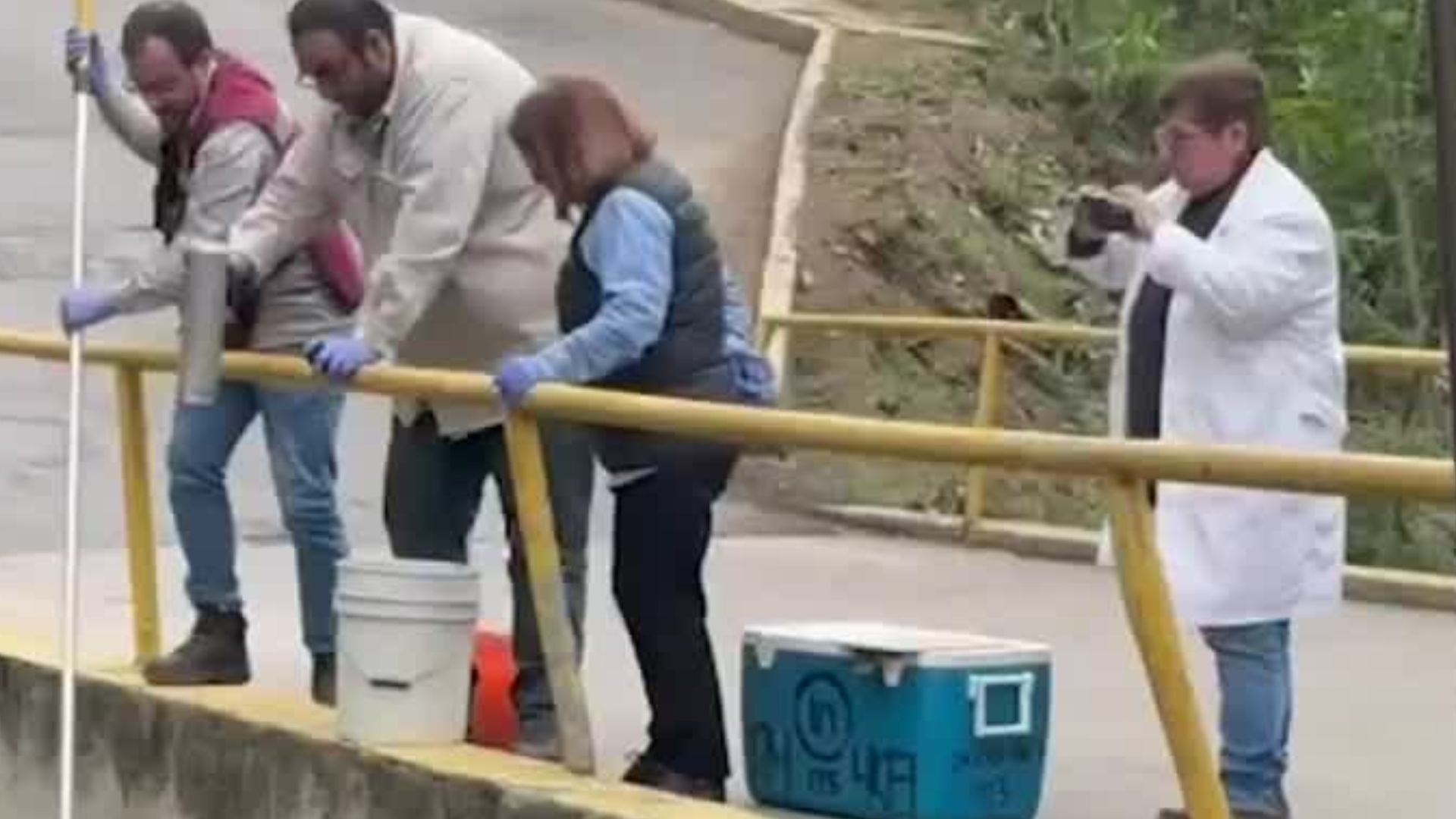 En Naucalpan, químicos investigan causa de densa espuma en el Río Verde