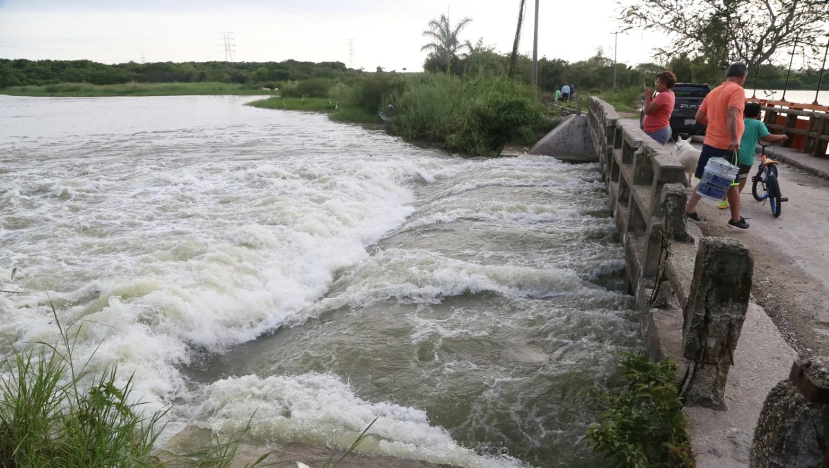 El nivel en la bocatoma está por arriba de 1.50 metros, por lo que abrieron las compuertas para liberar el exceso de agua. (Yazmín Sánchez)