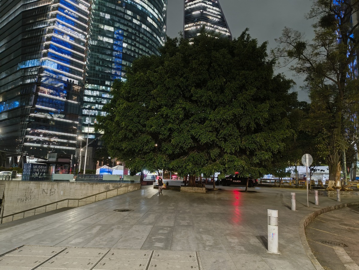 La noche del 23 de junio, la zona del plantón lucia desalojada y resguardada por efectivos de la SSC. | Foto: César Zayago
