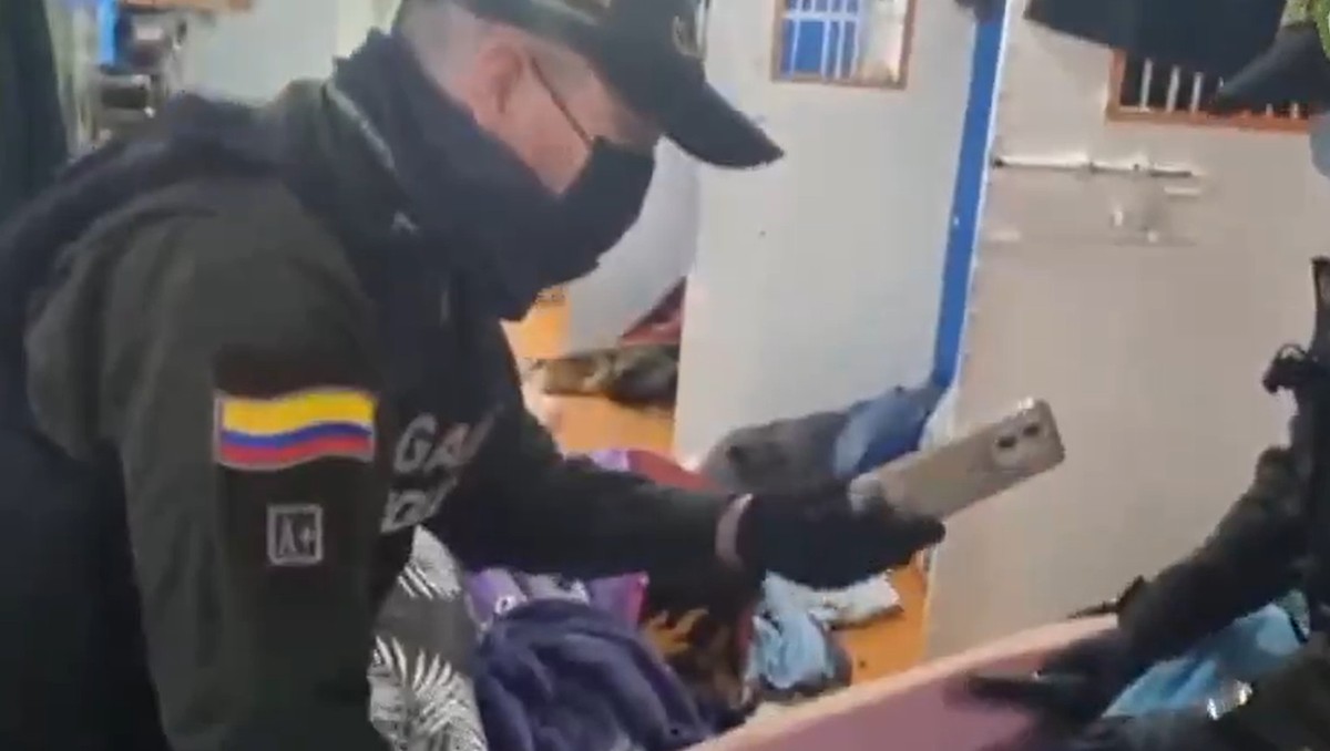 La policía incautó decenas de teléfonos en la prisión de Cali. | Captura de pantalla