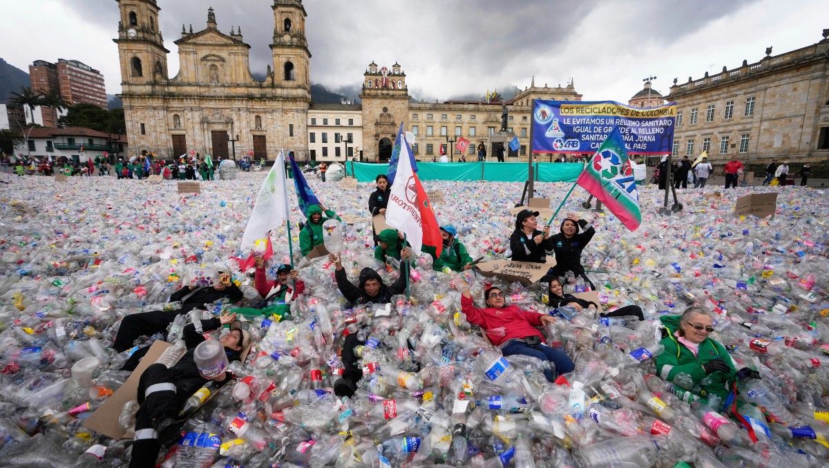 Recicladores protestan en la Plaza de Bolívar. | AP