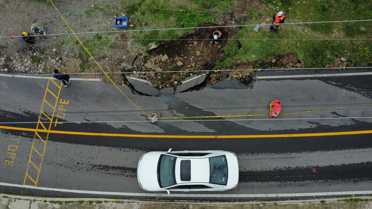 Registran socavón en el Camino a Camelia, colonia Nueva Estrella en Pachuca, tras las intensas lluvias. (Jorge Sánchez)