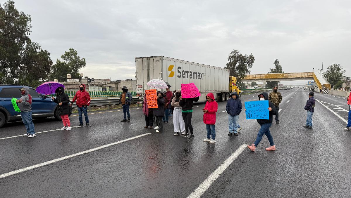 Vecinos bloquean tres carriles de la México-Pachuca, en dirección a la capital. Foto: (Osvaldo Müller)