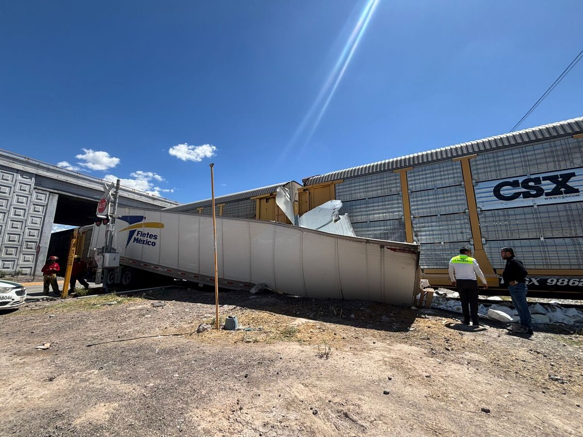 Accidente entre tráiler y tren. | Especial