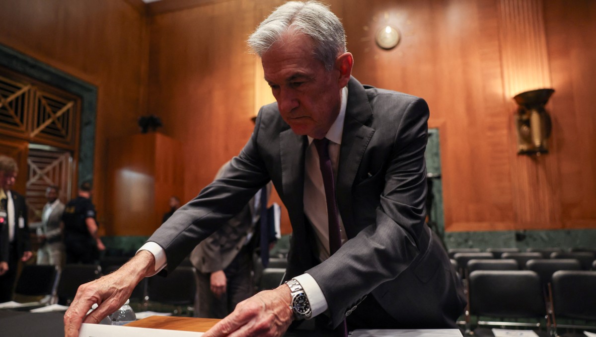 Jerome Powell, presidente de la Fed, ajusta etiqueta con su nombre en audiencia de Comisión de Banca, Vivienda y Asuntos Urbanos del Senado. REUTERS