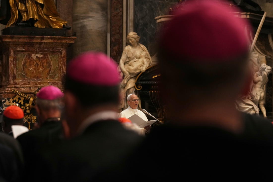 El papa León XIV dirige una meditación con los participantes en el Jubileo de los obispos, en el interior de la Basílica de San Pedro. AP