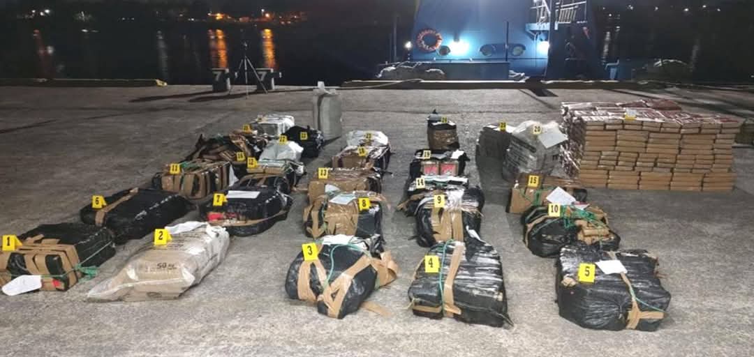 El sentenciado fue detenido junto a tres personas tras ser sorpendidas arrojando bolsas y bidones  al mar. | Foto: @FGRMexico