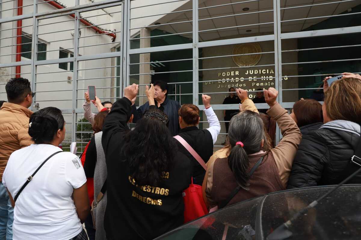 Trabajadores gritan consignas en apoyo a su líder sindical. (Jorge Sánchez)