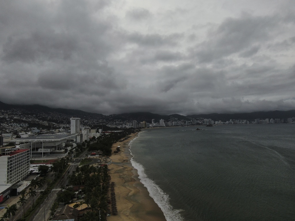 La Bahía de Acapulco, sin barcos debido a la inminente llegada del huracán 'Erick' | Agencia AP