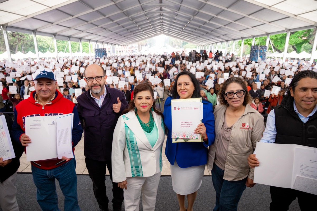 Clara Brugada en conferencia desde el Monumento a la Revolución. | Especial