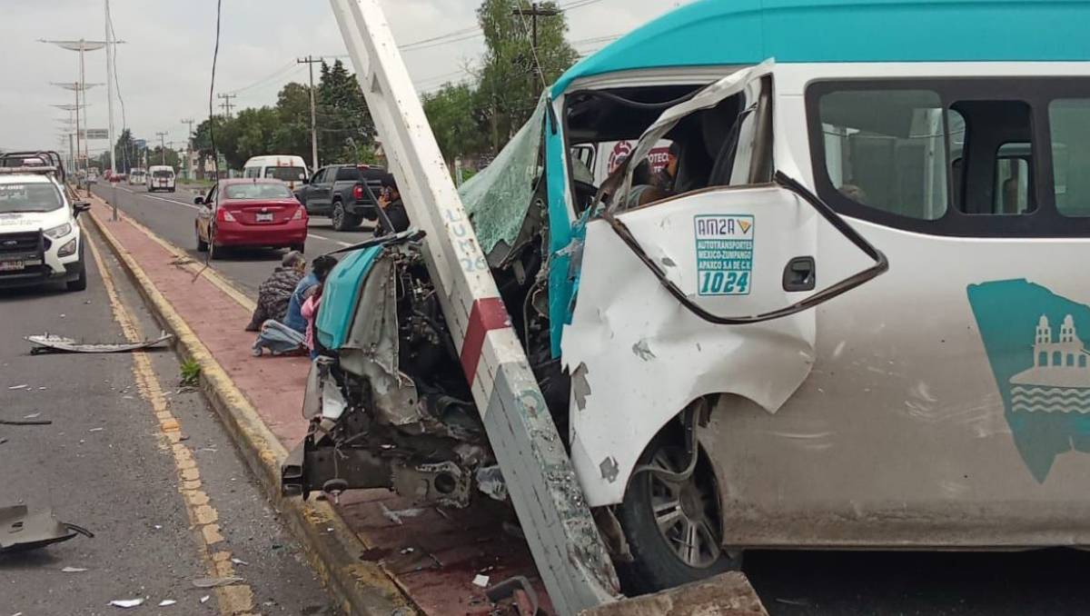 Combi se impacta contra poste en Tecámac tras ser cerrada por otro vehículo; hay diez lesionados .| Especial