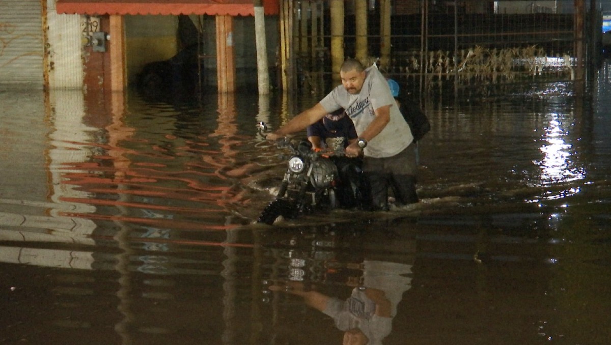 Denuncian agua estancada en una calle en límites de Tlaquepaque y Tlajomulco (Gloria Reza)