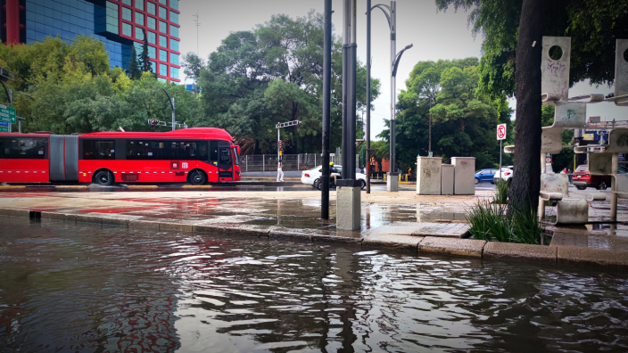 Encharcamiento tras lluvia en cruce Reforma-Insurgentes. | Foto: César Zayago