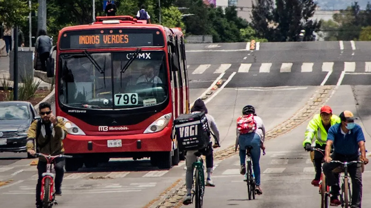 Endurecen multas por invadir el carril del Metrobús en CdMx