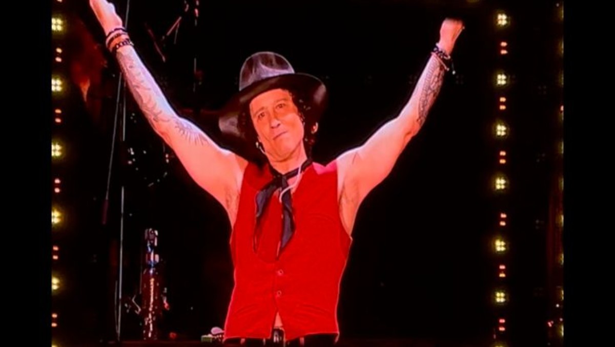 Enrique Bunbury llora en su concierto en el Estadio GNP Seguros
