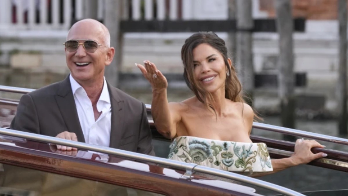 Jeff Bezos y Lauren Sanchez. | AP