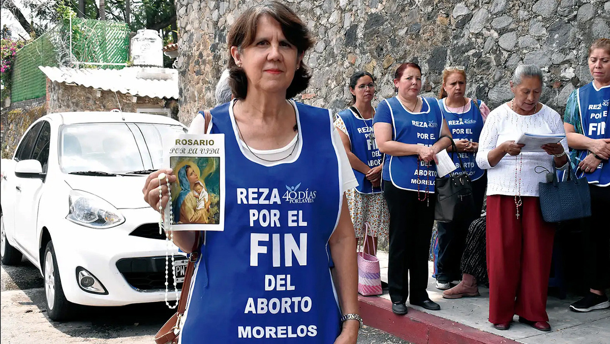 Josefina Martínez, una de las dirigentes del grupo reza por el fin del aborto fuera del Congreso de Morelos | Foto: Marlem Ramires Ruiz