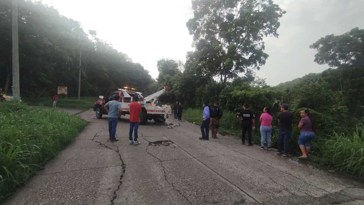 Auto compacto vuelca en Jaltocán. (Especial)