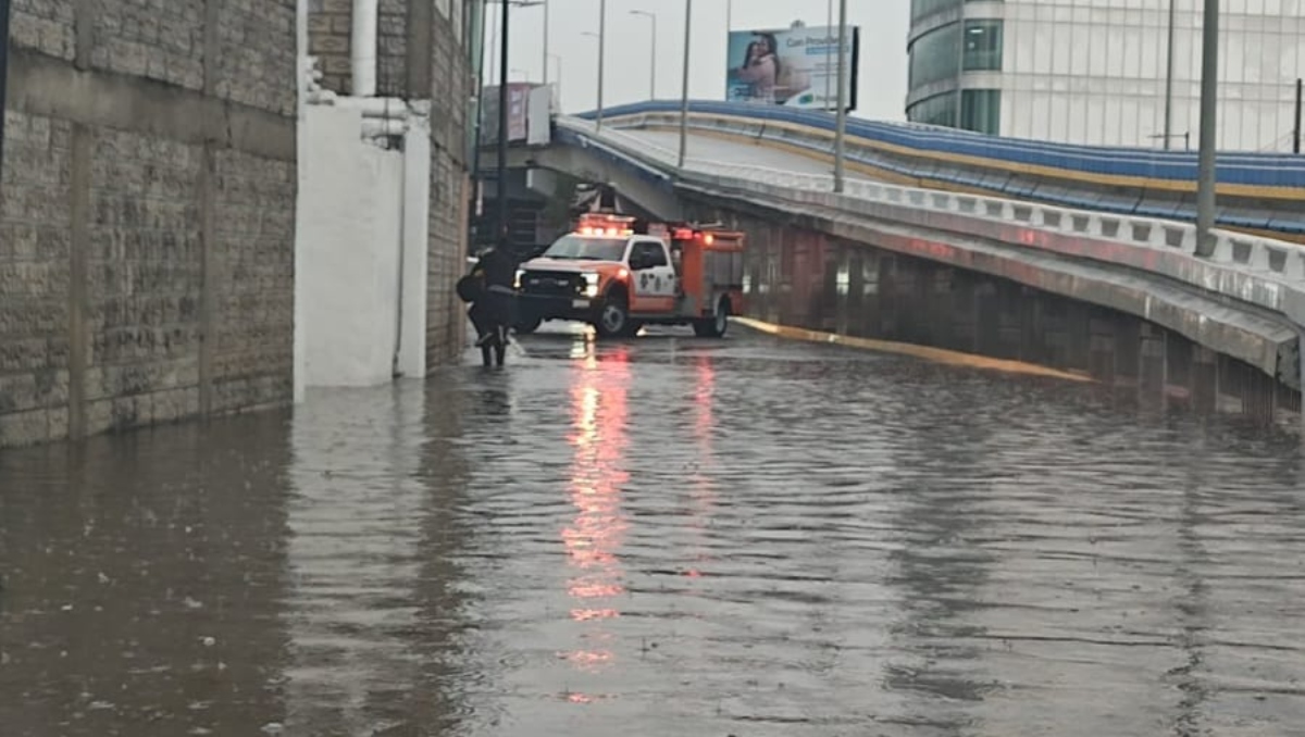 Autos varados e inundaciones dejan fuertes lluvias en Puebla | Elvia García