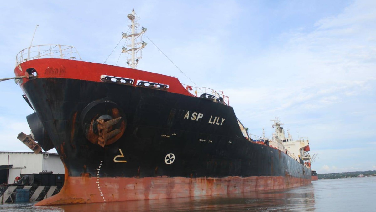 El barco ASP Lily llegó al puerto de Tampico con un cargamento de derivado de azúcar. (Sergio Sánchez)