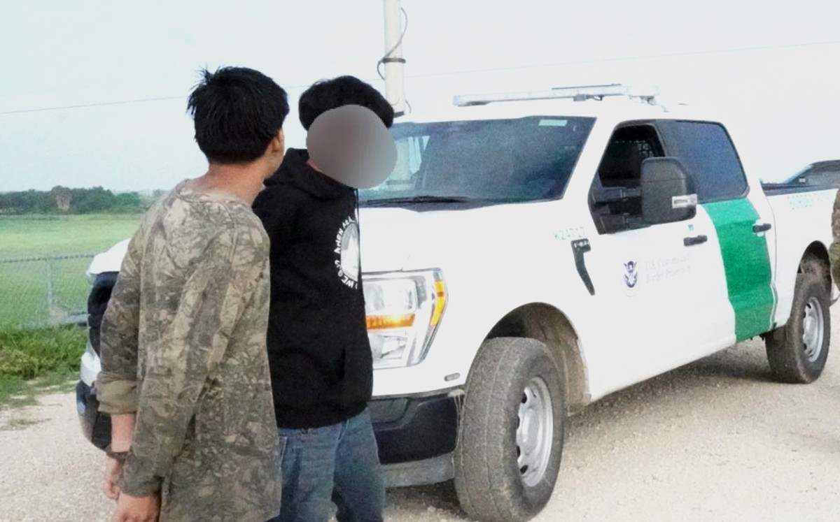 Detienen a menores mexicanos acusados de traficar migrantes en Texas