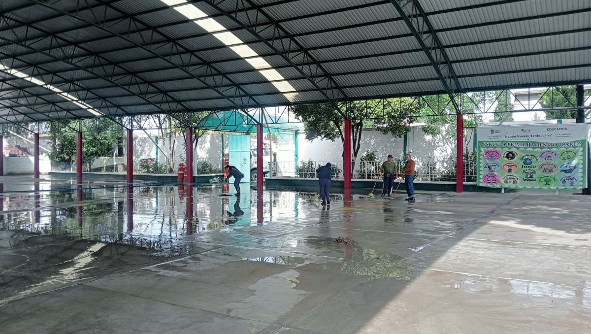 Fuertes lluvias causan anegaciones en primaria Benito Juárez de Acolman; suspenden clases por riesgo sanitario.| Especial