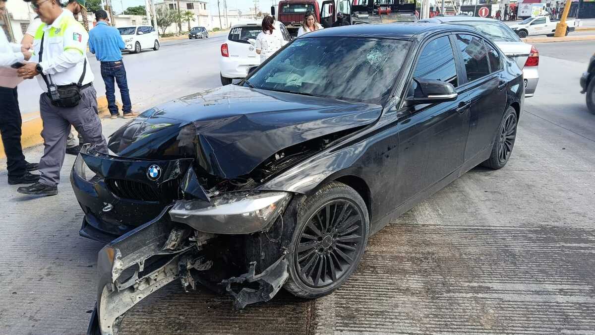 En Gómez Palacio, pierde control de BMW y choca contra dos vehículos. (Milenio Policía)