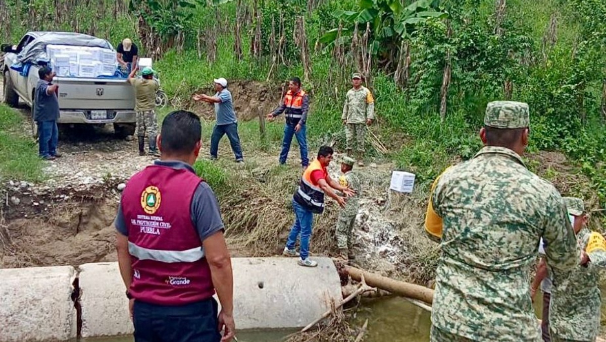 Llegan víveres a familias incomunicadas por río Pantepec, en Puebla | Especial