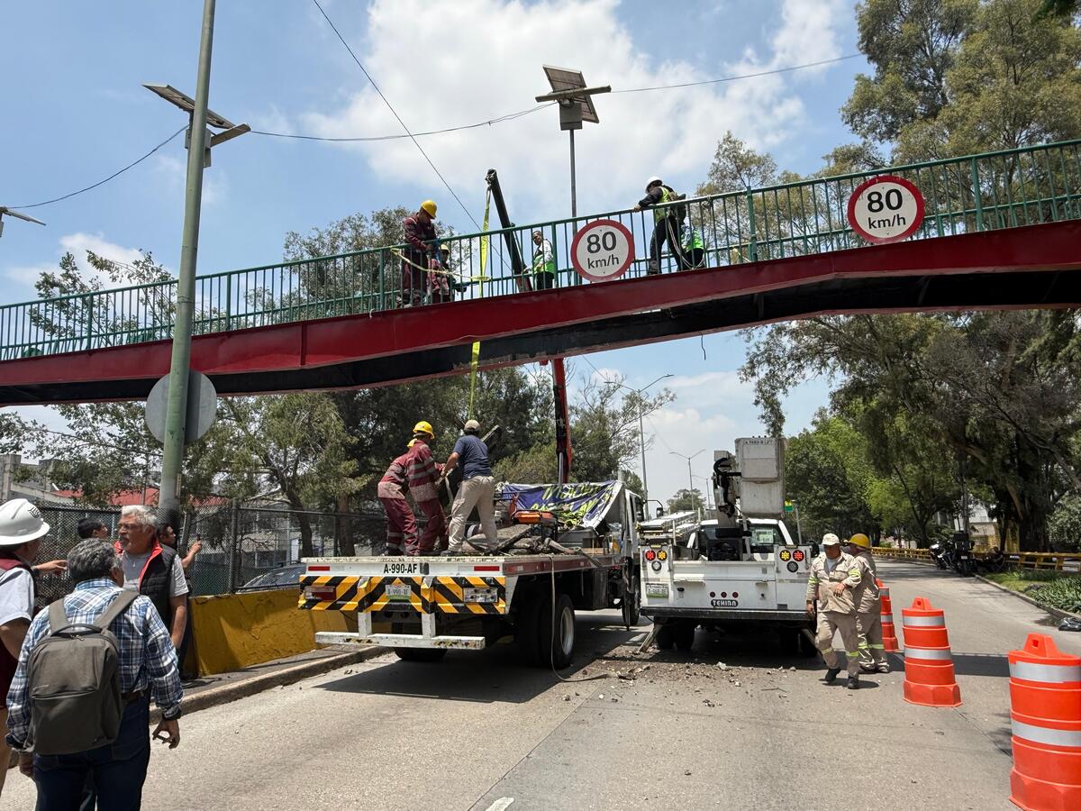 Como medida preventiva, dos de los tres carriles de la vialidad fueron cerrados por más de dos horas. | Ramón Ramírez