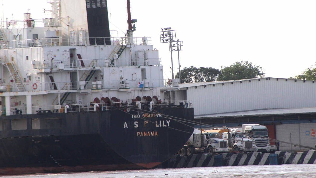 Pipas ingresaron al puerto de Tampico para un cargamento de derivado de azúcar. (Sergio Sánchez)