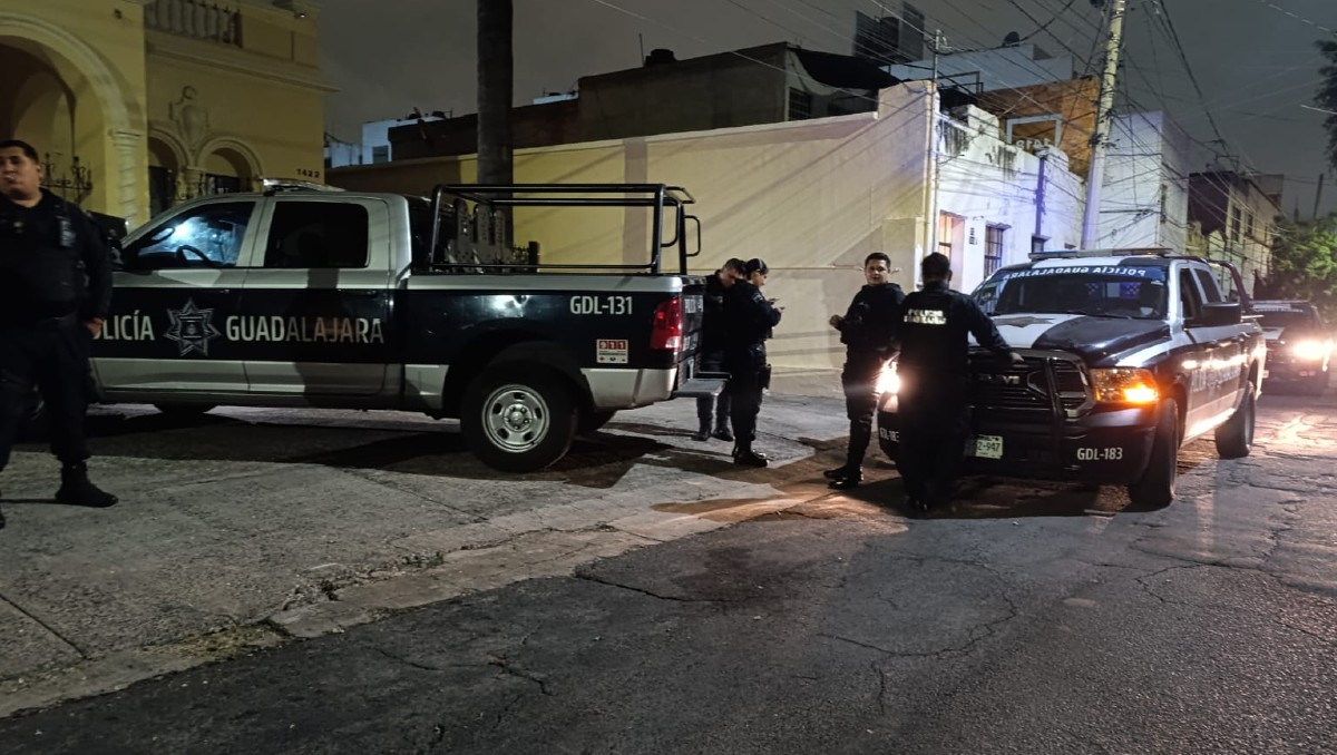 Policías acuden a la colonia Americana de Guadalajara tras reporte de robo (Vicente Torres Alfaro)