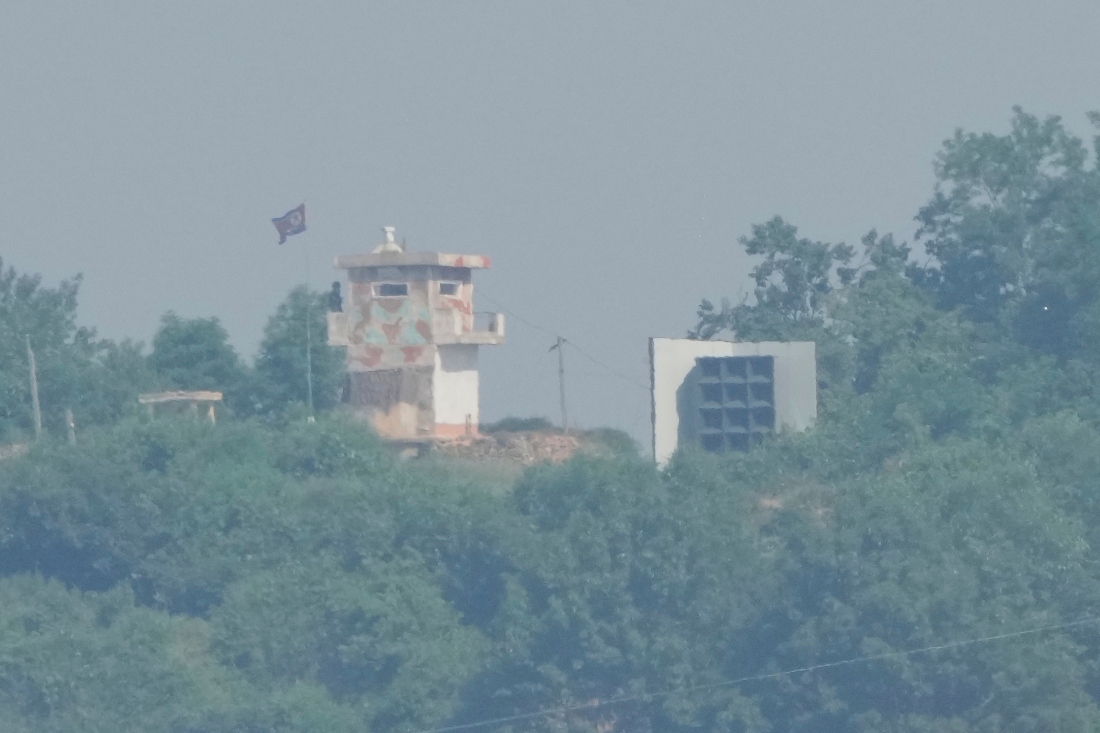 Un puesto de control militar de Corea del Norte y una estructura con un altavoz, vistos desde Paju, en Corea del Sur, cerca de la frontera. |AP