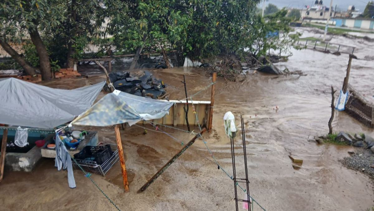 Un río se desbordó en Santiago Tianguistenco tras fuertes lluvias; reportan afectaciones en viviendas y vialidades.| Especial