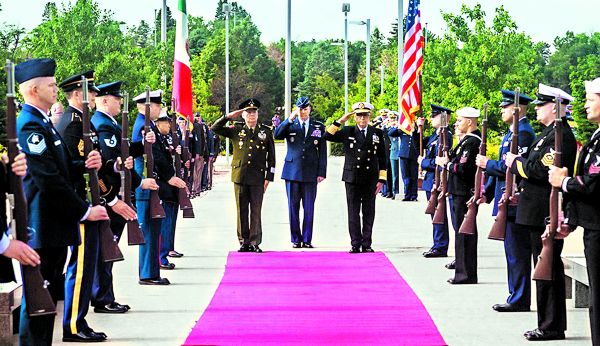 Los secretarios de Defensa y Marina en su visita a la Base Aérea Peterson, sede del Comando Norte, en Colorado Springs, con el general Gregory M. Guil