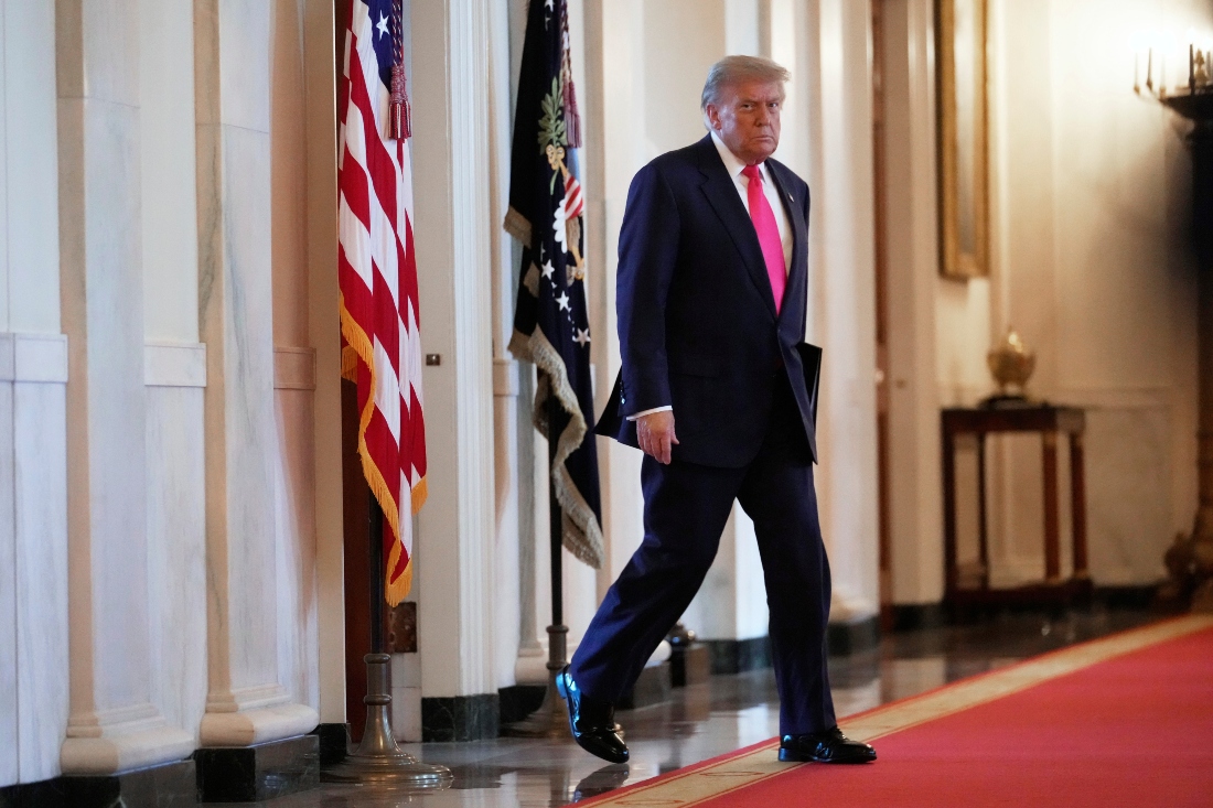 Trump firmó una orden ejecutiva destinada a eliminar la ciudadanía por nacimiento para los bebés nacidos de migrantes indocumentados. |AP