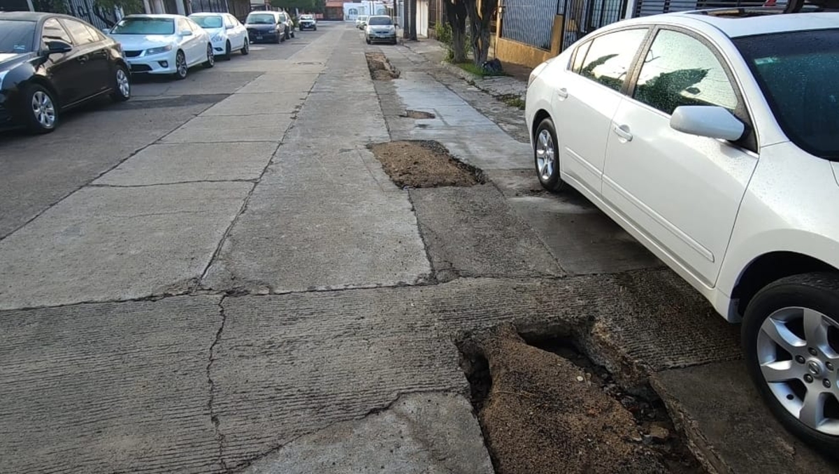 Hasta cuatro zanjas sin pavimentar dejó el SIAPA al reparar una fuga en Jardines Alcalde (Foto: Roberto Hurtado)